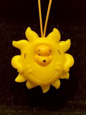 Winnie The Pooh - Peek-A-Pooh Collection Figure (Sun)